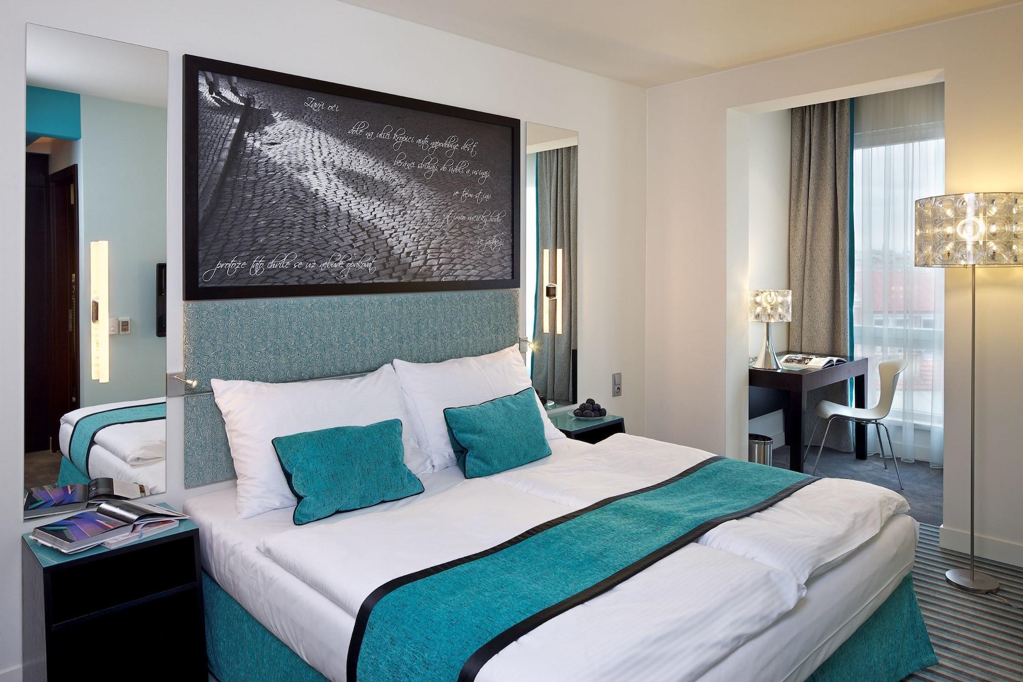 Red & Blue Design Hotel Praha Bagian luar foto