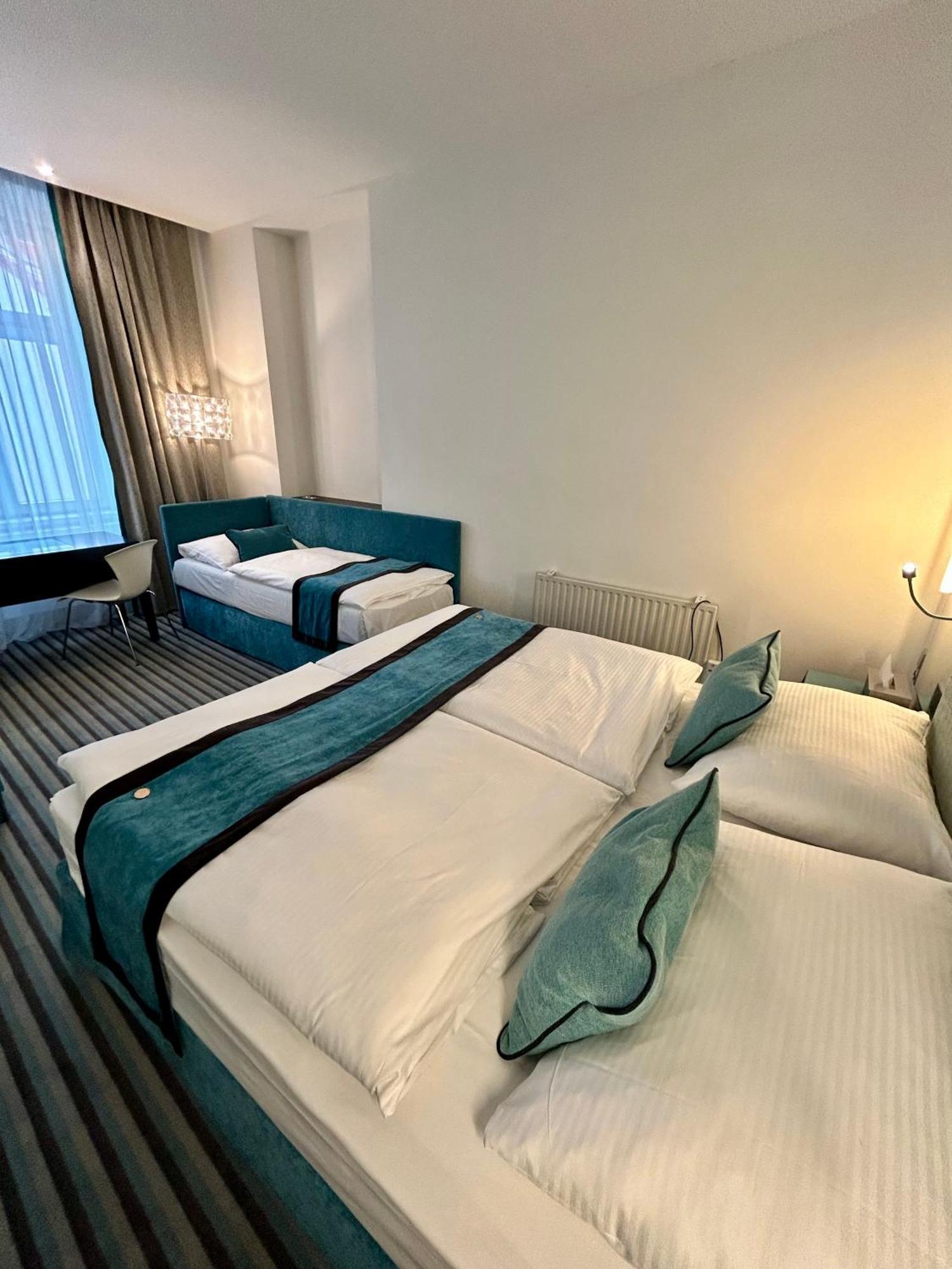 Red & Blue Design Hotel Praha Bagian luar foto