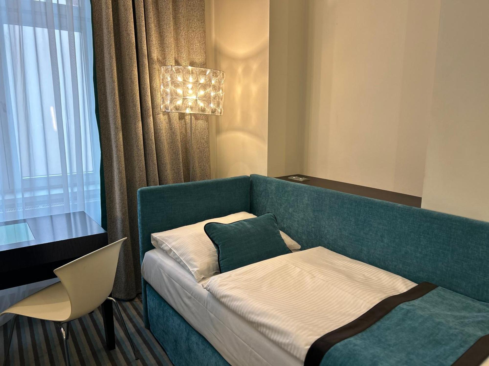 Red & Blue Design Hotel Praha Bagian luar foto