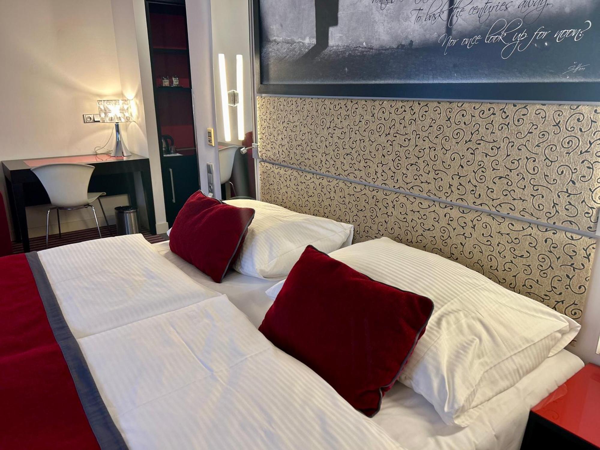 Red & Blue Design Hotel Praha Bagian luar foto