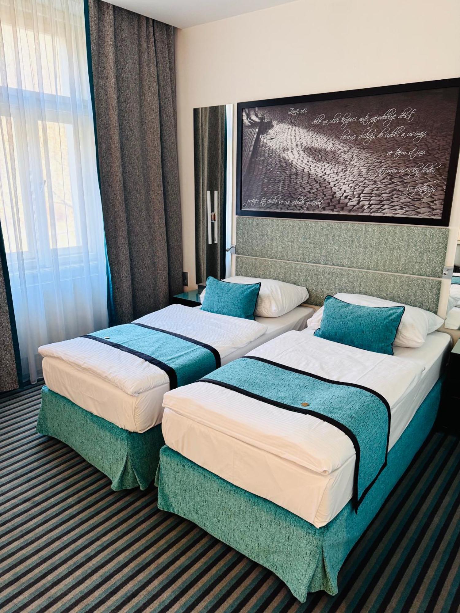Red & Blue Design Hotel Praha Bagian luar foto