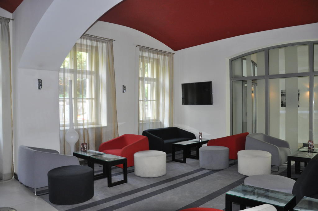 Red & Blue Design Hotel Praha Bagian luar foto